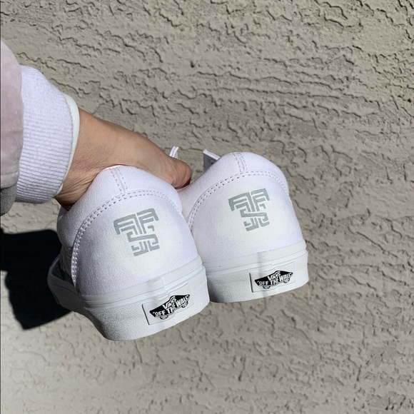 CUSTOM SHOES👟PRICES VARY - Picture 2 of 4